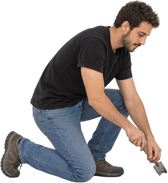 אדם כורע וחופר באדמה
